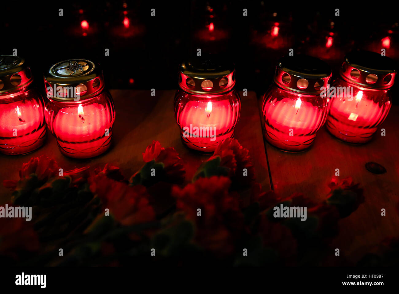 Moscow, Russia. 25th December, 2016. Candles and flowers near the Alexandrov Hall, a rehearsal room of the Alexandrov Ensemble, in memory of the victims of a Russian Defense Ministry plane crash. A Tupolev Tu-154 plane of the Russian Defense Ministry with 92 people on board crashed into the Black Sea near the city of Sochi on December 25, 2016. The plane was carrying members of the Alexandrov Ensemble, Russian servicemen and journalists to Russia's Hmeymim air base in Syria. Fragments of the plane were found about 1.5km from Sochi coastline. © Victor Vytolskiy/Alamy Live News Stock Photo