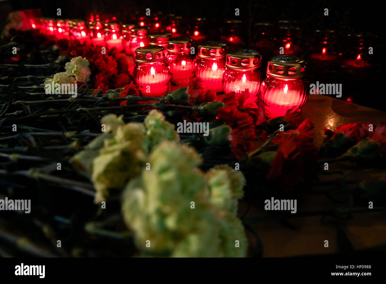 Moscow, Russia. 25th December, 2016. Candles and flowers near the Alexandrov Hall, a rehearsal room of the Alexandrov Ensemble, in memory of the victims of a Russian Defense Ministry plane crash. A Tupolev Tu-154 plane of the Russian Defense Ministry with 92 people on board crashed into the Black Sea near the city of Sochi on December 25, 2016. The plane was carrying members of the Alexandrov Ensemble, Russian servicemen and journalists to Russia's Hmeymim air base in Syria. Fragments of the plane were found about 1.5km from Sochi coastline. © Victor Vytolskiy/Alamy Live News Stock Photo