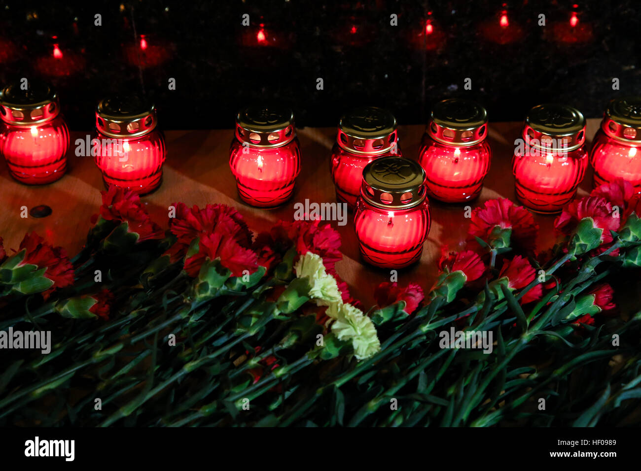 Moscow, Russia. 25th December, 2016. Candles and flowers near the Alexandrov Hall, a rehearsal room of the Alexandrov Ensemble, in memory of the victims of a Russian Defense Ministry plane crash. A Tupolev Tu-154 plane of the Russian Defense Ministry with 92 people on board crashed into the Black Sea near the city of Sochi on December 25, 2016. The plane was carrying members of the Alexandrov Ensemble, Russian servicemen and journalists to Russia's Hmeymim air base in Syria. Fragments of the plane were found about 1.5km from Sochi coastline. © Victor Vytolskiy/Alamy Live News Stock Photo