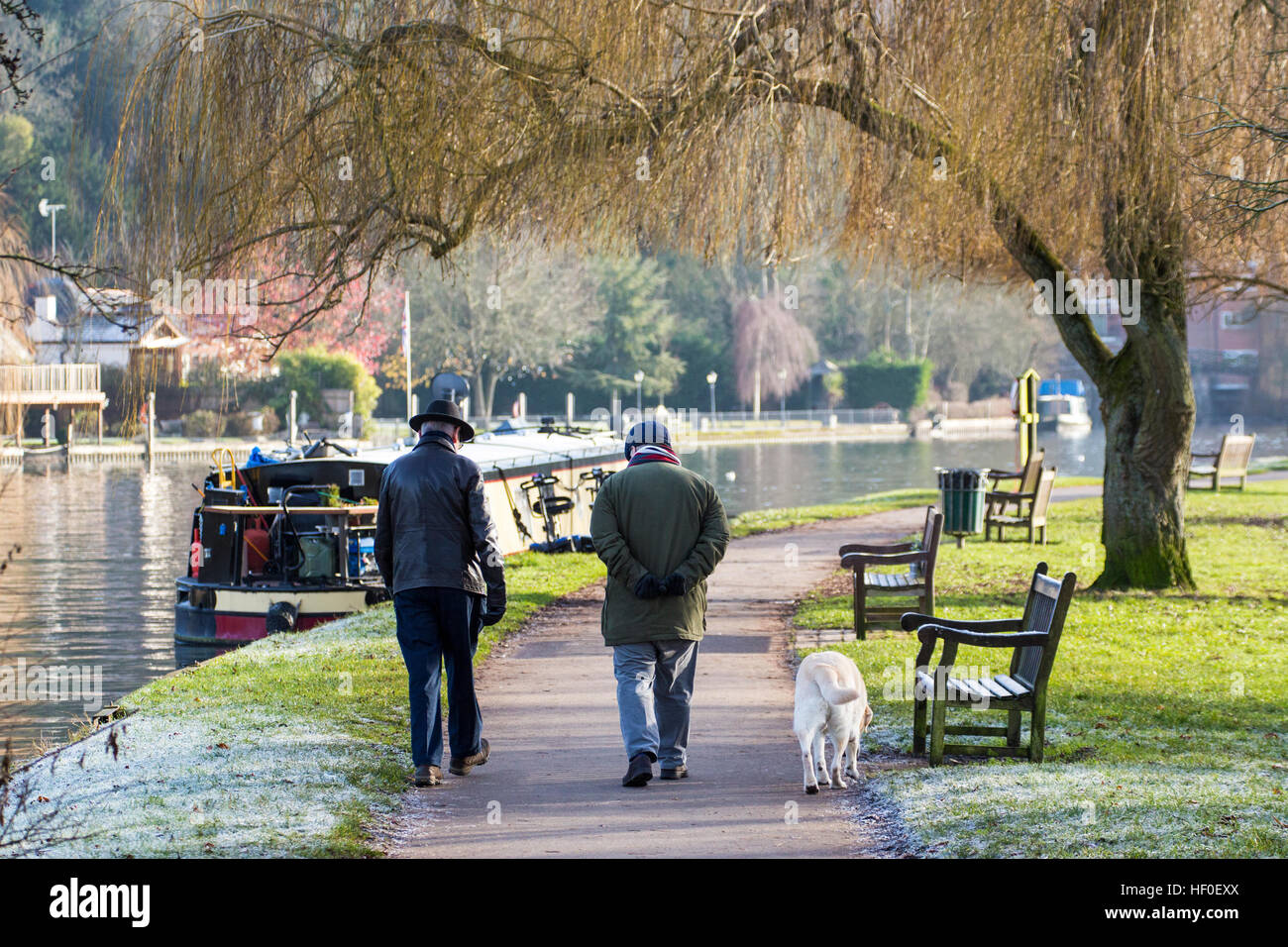 Henley-on-Thames, UK. 27th Dec, 2016. UK Weather: The December sunshine brought walkers and rowers alike to the river Thames at Henley. © Uwe Deffner/Alamy Live News Stock Photo