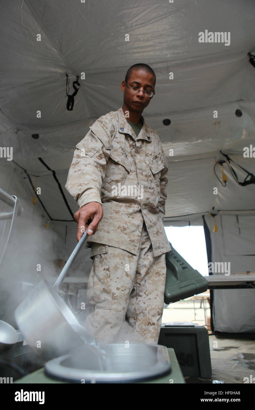 CAMP PENDLETON, Calif.- Cpl. Jose A. Pagan, a food service specialist with Battalion Landing Team 3/1, 11th Marine Expeditionary Unit, pours hot water into a beverage container here June 15.  Pagan and his team prepared an evening meal for an estimated 600 Marines and sailors during the MEU's first field exercise since coming together in May. Pagan, 24, is a Youngstown, Ohio, native.  (U.S. Marine Corps photo by Lance Cpl. Claudia M. Palacios/Released) Food service Marines raise unit morale 110615-M-YP701-003 Stock Photo