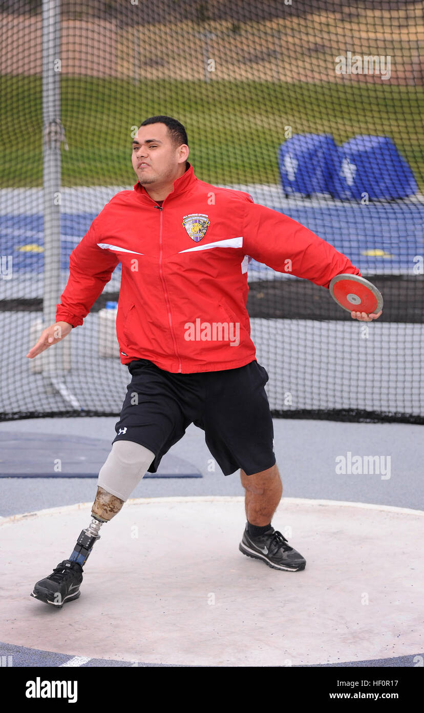 Athlete throwing discus hi-res stock photography and images - Alamy