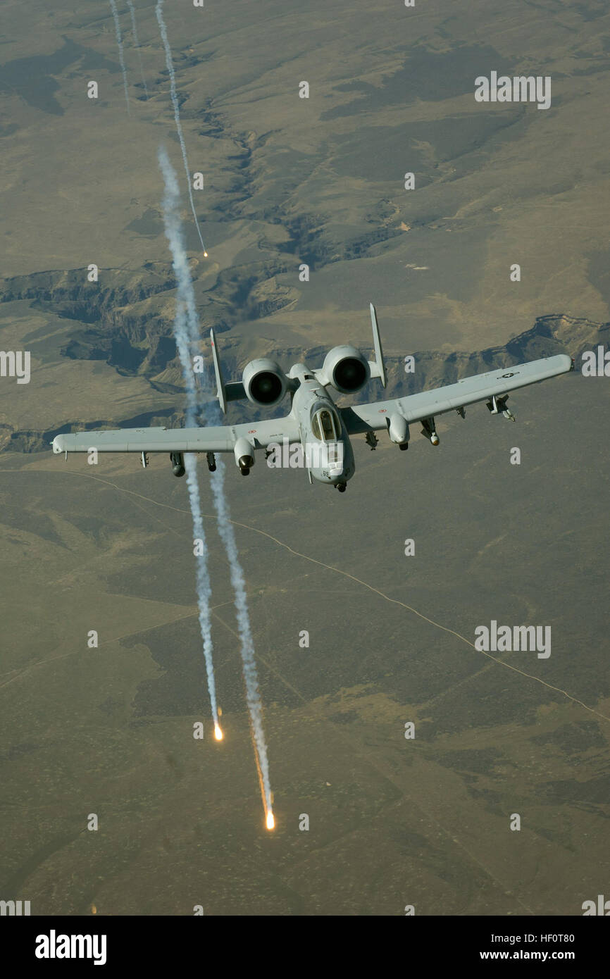 An Idaho Air National Guard A-10, Thunderbolt II, from the 190th Fighter Squadron, Boise, Idaho fires off flares on departure from receiving fuel from a 151st Air Refueling Wing KC-135 during a training mission May 10 over southern Id. The 151st ARW routinely supports air operations across the western United States. (USAF Photo by Master Sgt. Ben Bloker) Flickr - DVIDSHUB - UANG Air Refueling Operations (Image 4 of 12) Stock Photo