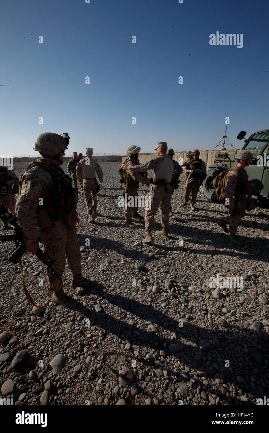 U.S. Marine Corps Sgt. Maj. Jeffrey Monssen, battalion Sgt. Maj., 3rd Battalion, 9th Marine Regiment, Regimental Combat Team 7, shakes hands with Sgt. Maj. Harrison L. Tanksley, Regional Command (Southwest) RC (SW) Sgt. Maj., upon arrival at Forward Operating Base Geronimo, Helmand province, Afghanistan, Jan. 23, 2013. Maj. Gen. Charles M. Gurganus, commanding general RC(SW), and Tanksley visited the Marines to discuss the progress being made in Afghanistan during a battle field circulation. (U.S. Marine Corps photo by Lance Cpl. Robert Walters / Released) Battle Field Circulation 130123-M-DK9 Stock Photo