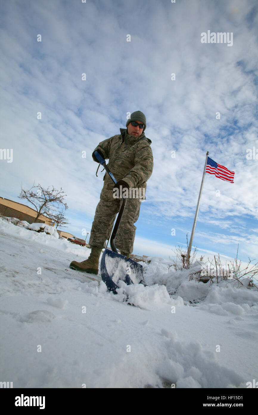 Senior Master Sgt. Matt Johnson removes snow from the 108th Wing's headquarters' walkway at Joint Base McGuire-Dix-Lakehurst, N.J., Feb. 9, 2013. Airmen from the Wing removed snow from Winter Storm Nemo during the early morning hours in preparation for February's weekend drill. (Air National Guard photo by Master Sgt. Mark C. Olsen/Released) 108th Wing removes snow from winter storm Nemo 130209-Z-AL508-002 Stock Photo