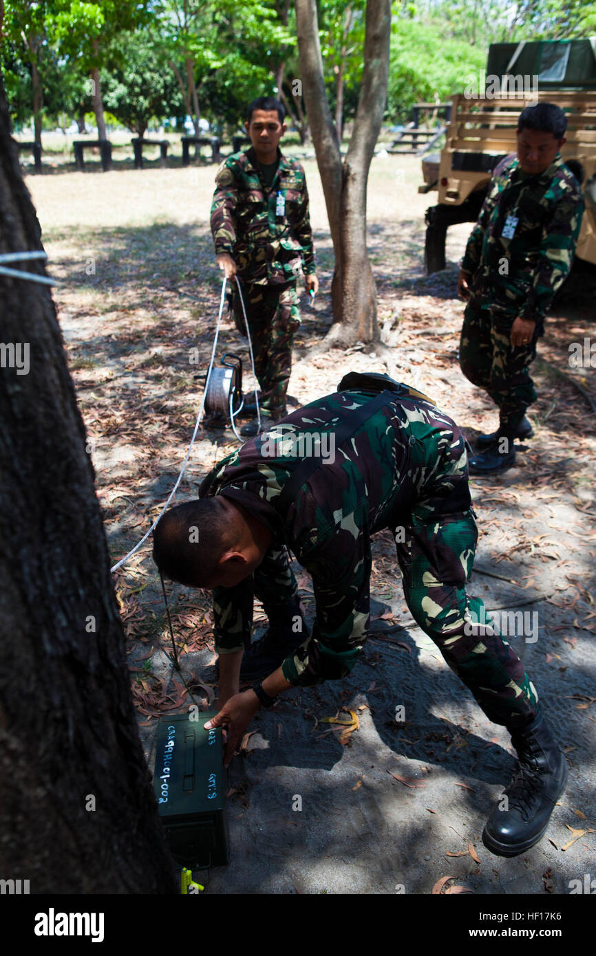 Explosive ordnance technicians with the Philippine Air Force utilize pieces of equipment from the Marine Corps hook and line system to lift an ammunition can from the ground at Clark Field, Philippines, April 10. Filipino and U.S. Marine Corps EOD technicians trained together during exercise Balikatan 2013, an annual bilateral exercise in its 29th iteration that is aimed at ensuring interoperability of the Philippine and U.S. militaries during planning, contingency and humanitarian assistance operations.  (U.S. Marine Corps photo by Pfc. Kasey Peacock/Released) EOD technicians share knowledge  Stock Photo