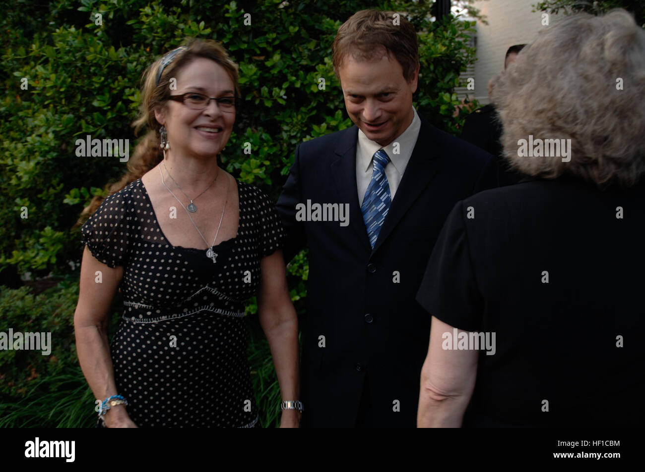Actor Gary Sinise, center, and his wife, Moira Harris, left, attend an Evening Parade reception at the Home of the Commandants in Washington, D.C., May 25, 2007. Evening parades are held every Friday at Marine Barracks Washington during the summer months. (U.S. Marine Corps photo by Cpl. John P. McGarity/Released) Gary Sinise and Moira Harris 2007 Stock Photo
