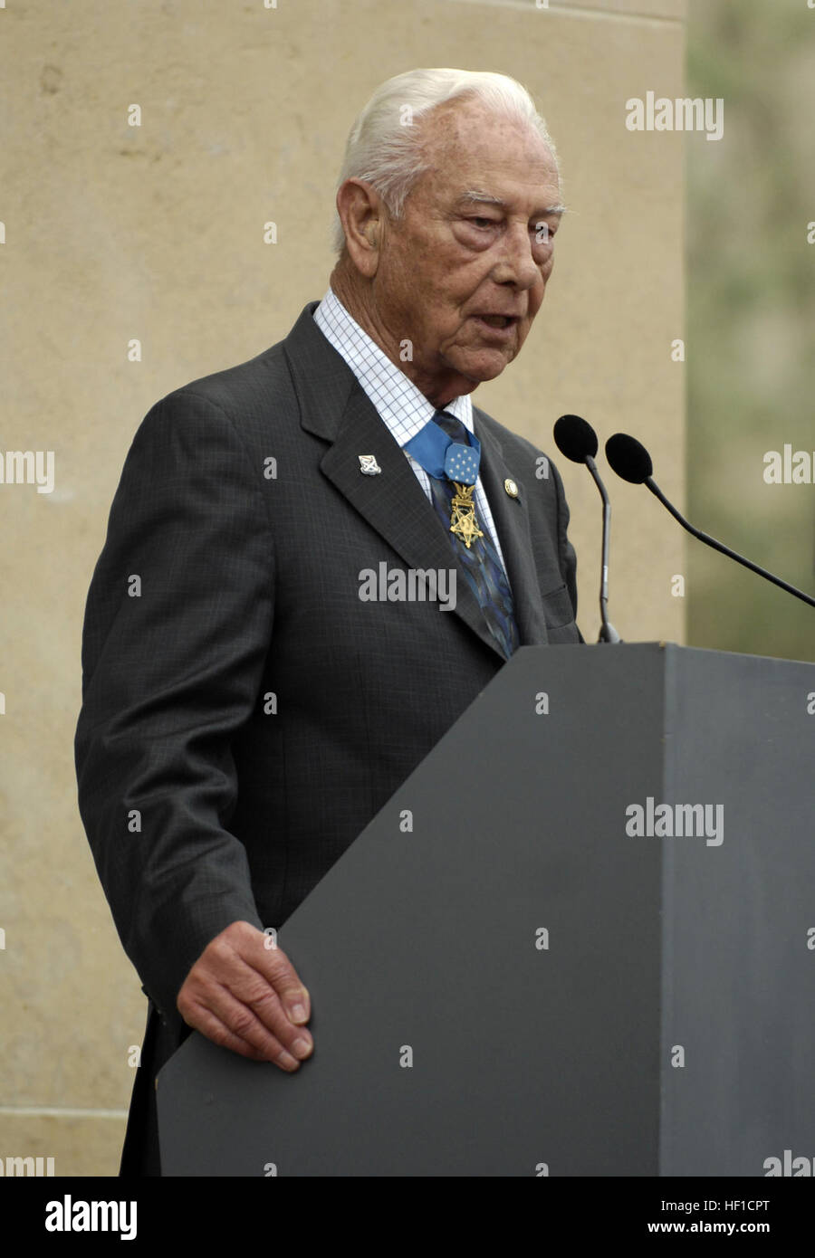 U.S. Medal of Honor recipient and D-Day veteran Walter Ehlers tells about his experience on D-Day at the 63rd Anniversary of D-Day in Normandy, France, June 6, 2007.  DoD photo by Cherie A. Thurlby. (Released) Ehlers speaking at D-Day anniversary Stock Photo