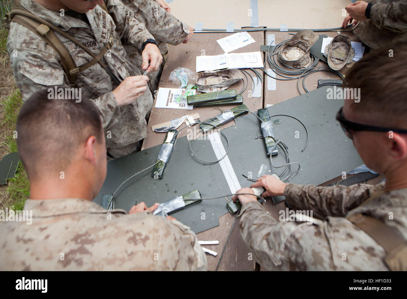 Marines with 2nd and 4th Combat Engineer Battalions and 8th Engineer Support Bn. create charges with C-4 during practical application day prior to the urban demolition range here, July 23, 2013. The Marines were required to create each type of shaped charge they were going to utilize, in different environments and against different substances like wood and concrete. (U.S. Marine Corps photo by Cpl. Marcin Platek/Released) 2nd, 4th CEB, and 8th ESB Marines participate in Sapper Leaders Course urban demolition range 130723-M-QX735-857 Stock Photo