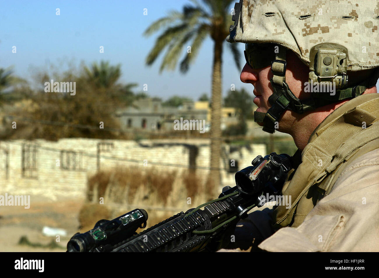 071220-M-6159T-013 KARAMAH, Iraq (Dec 20, 2007) Lance Cpl. Theodore L. Crose, assigned to K Co., 3rd Battalion, 3rd Marine Regiment, maintains security in Karmah, Iraq. The Marines are conducting a patrol through area neighborhoods to interact with the residents and prevent enemy freedom of movement. U.S. Marine Corps photo by Lance Cpl. Peter J. Thibodeau (Released) US Navy 071220-M-6159T-013 Lance Cpl. Theodore L. Crose, assigned to K Co., 3rd Battalion, 3rd Marine Regiment, maintains security in Karmah, Iraq Stock Photo