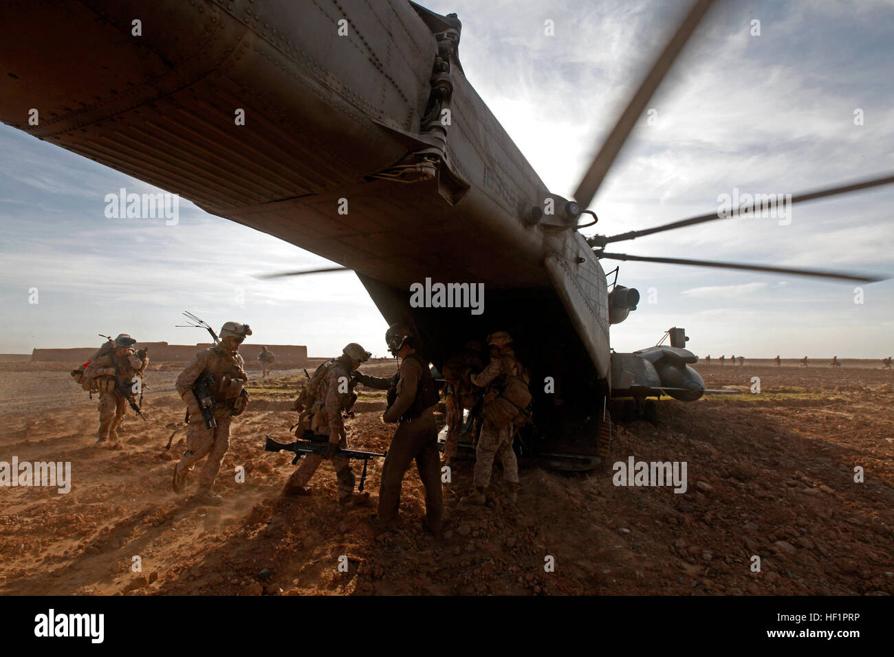U.S. Marines with Charlie Company, 1st Battalion, 9th Marine Regiment (1/9), board a CH-53E Super Stallion helicopter assigned to Marine Heavy Helicopter Squadron 462 (HMH-462), in Helmand province, Afghanistan, Nov. 2, 2013. HMH-462 transported 1/9 after completing an interdiction operation. (U.S. Marine Corps photo by Sgt. Gabriela Garcia/Released) HMH-462 Pick Up C CO 1-9 131102-M-SA716-051 Stock Photo