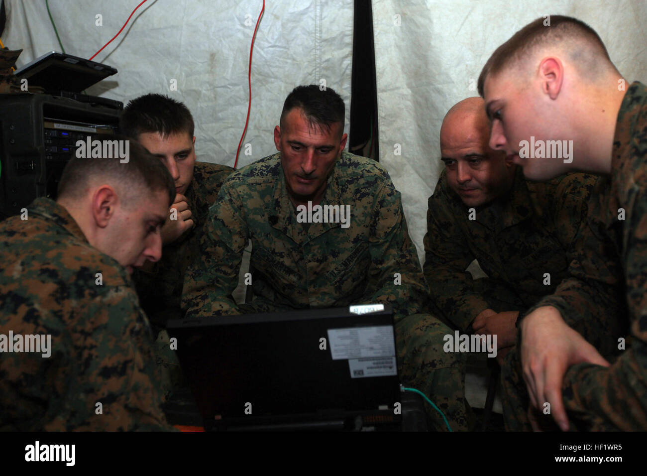 Marines with the 31st Marine Expeditionary Unit's command element ...
