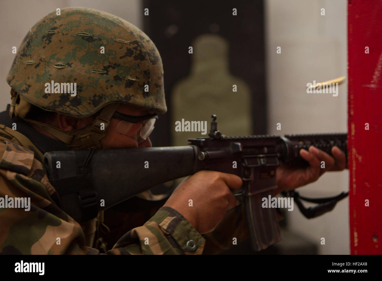 A Royal Tongan Marine with Combined Landing Team 3 fires his M16 service rifle at a target using close quarters battle tactics during the Rim of the Pacific (RIMPAC) Exercise 2014 on Pohakuloa Training area, Hawaii, July 19, 2014. RIMPAC trains and improves leadership at all levels, including individual proficiency, and sharpens command and control skills while challenging participants to adapt to changing conditions. (U.S. Marine Corps photo by Lance Cpl. Wesley Timm/Released) Royal Tongan marines shoot 'em up! 140719-M-AR450-039 Stock Photo