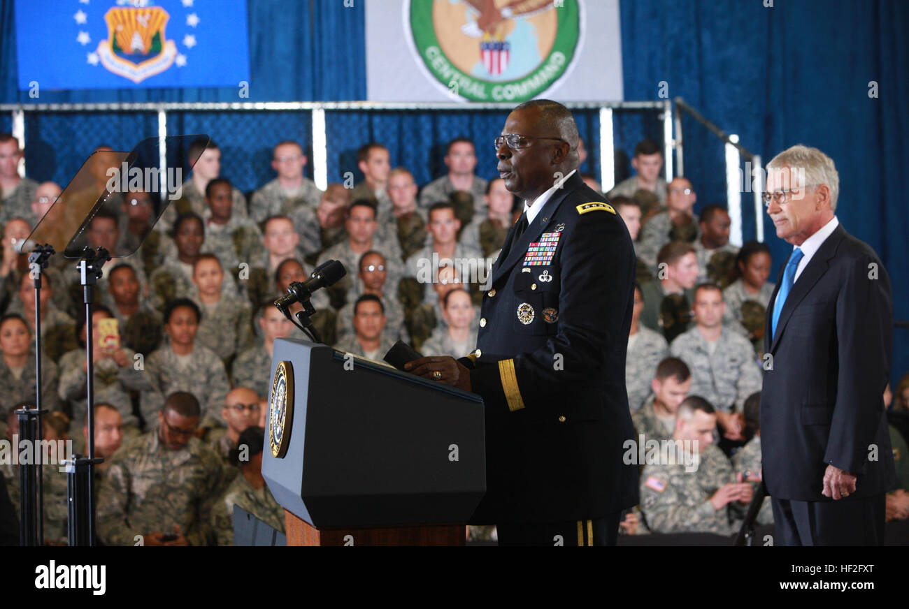 U.S. Central Command Commander, Army Gen. Lloyd J. Austin III, addresses troops stationed here Sept. 17 with Secretary of Defense Chuck Hagel before President Obama.  President Obama and Gen. Austin discussed several topics during a brief held at USCENTCOM headquarters including a counterterrorism strategy against Islamic State of Iraq in the Levant and Syria [ISIS/ISIL]. (U.S. Marine Corps photo by Sgt. Fredrick J. Coleman) President visits USCENTCOM, MacDill AFB 140917-M-ZQ516-002 Stock Photo