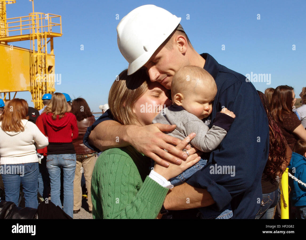 090109-N-1255R-053 KINGS BAY, Ga. (Jan. 9, 2008) Chief Machinist's Mate James Qualls hugs his wife and 6-month-old son during the homecoming celebration for the ballistic-missile submarine USS Rhode Island (SSBN 740) at Naval Submarine Base Kings Bay, Ga. Rhode Island is returning after successfully completing a patrol (U.S. Navy photo by Lt. Rebecca Rebarich/Released) Flickr - DVIDSHUB - USS Rhode Island Returns Home Stock Photo