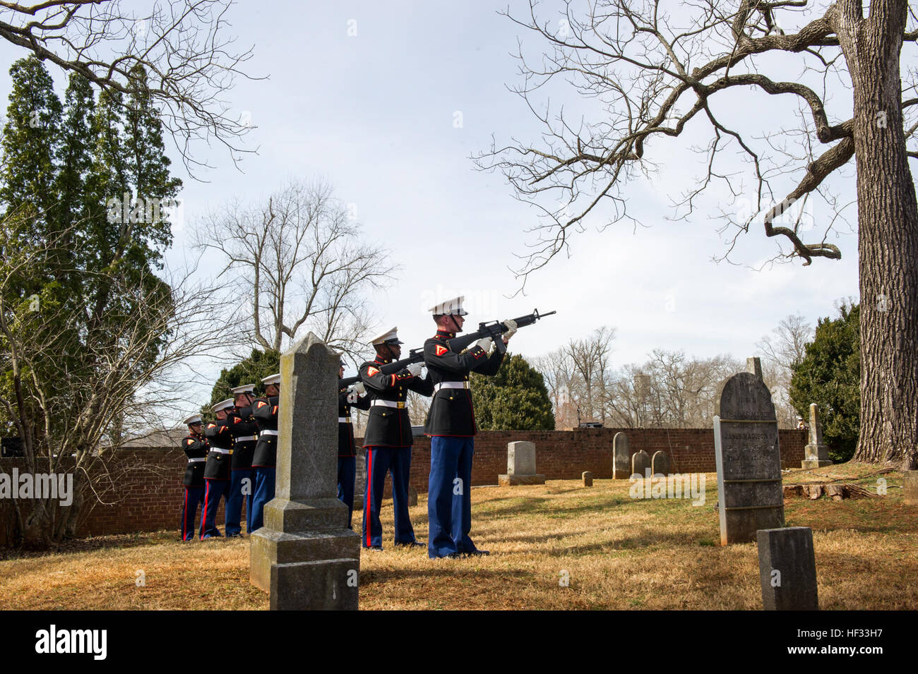 21 gun salute marines hi-res stock photography and images - Alamy