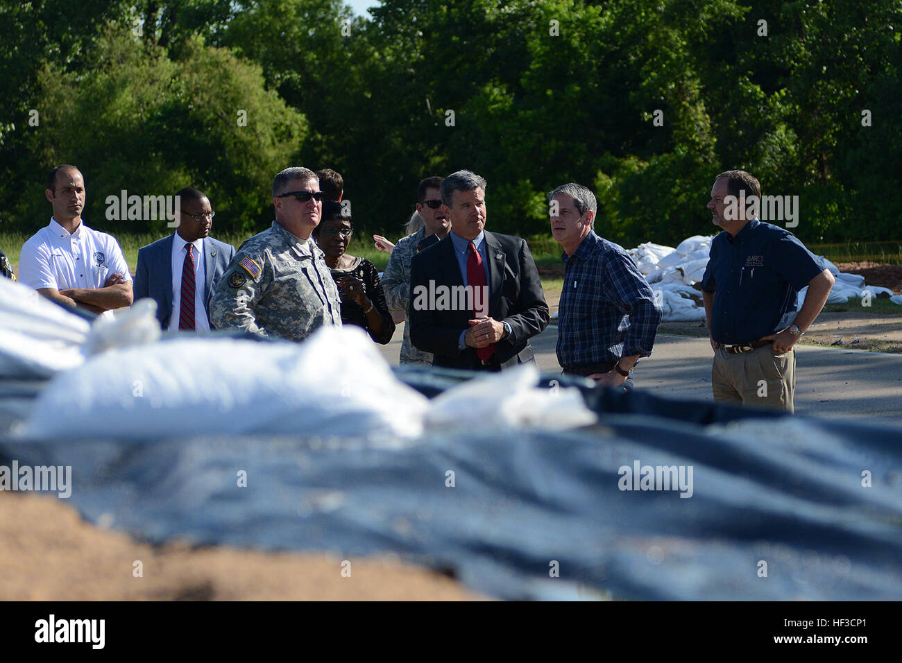 Maj. Gen. Glenn H. Curtis, adjutant general of the Louisiana National Guard, U.S. Sen. David Vitter and other federal, state and local officials view a temporary retaining wall built by Louisiana Guardsmen in Shreveport, La., June 9, 2015. The wall is holding back water, protecting approximately 4,000 homes from an overtopped floodwall along the Red River. (U.S. Army National Guard photo by Spc. Joshua Barnett/Released) Louisiana National Guard supports Spring Flooding 2015 150609-Z-AC723-023 Stock Photo