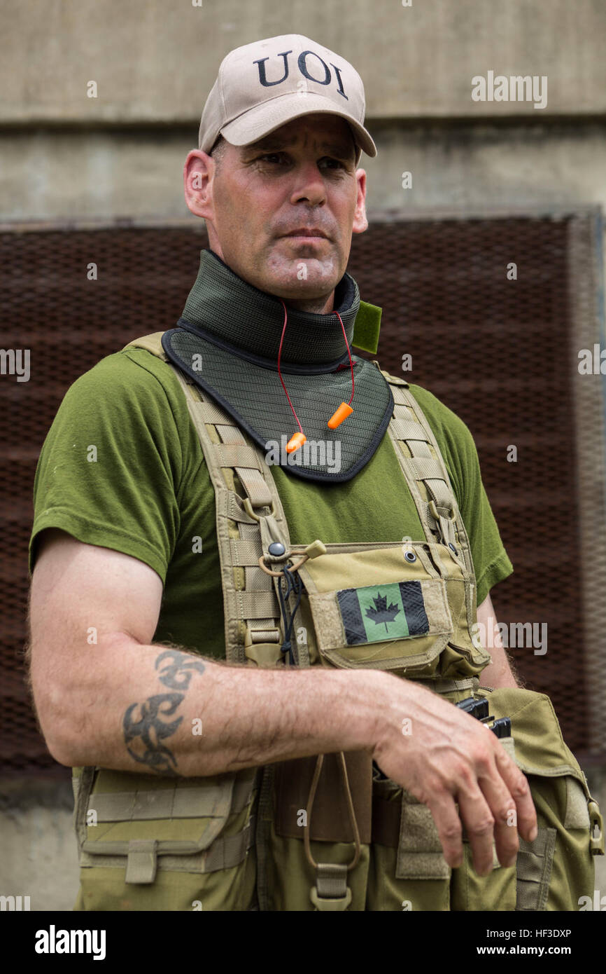 Canadian Warrant Officer Terry Curtis, operation instructor, 2nd Battalion, Royal Canadian Regiment, trains multi-national forces on interior urban tactics training, interior close quarter battles and room clearings at Price Barracks, Belize, June 20, 2015. Tradewinds 2015 is a combined, joint U.S. Southern Command-Sponsored exercise and an opportunity for the participating partner nations to come together to enhance regional security. (U.S. Marine Corps Photo by Lance Cpl. Kimberly Aguirre/Released) Tradewinds 2015 Room Clearing Drills 150620-M-NX410-094 Stock Photo