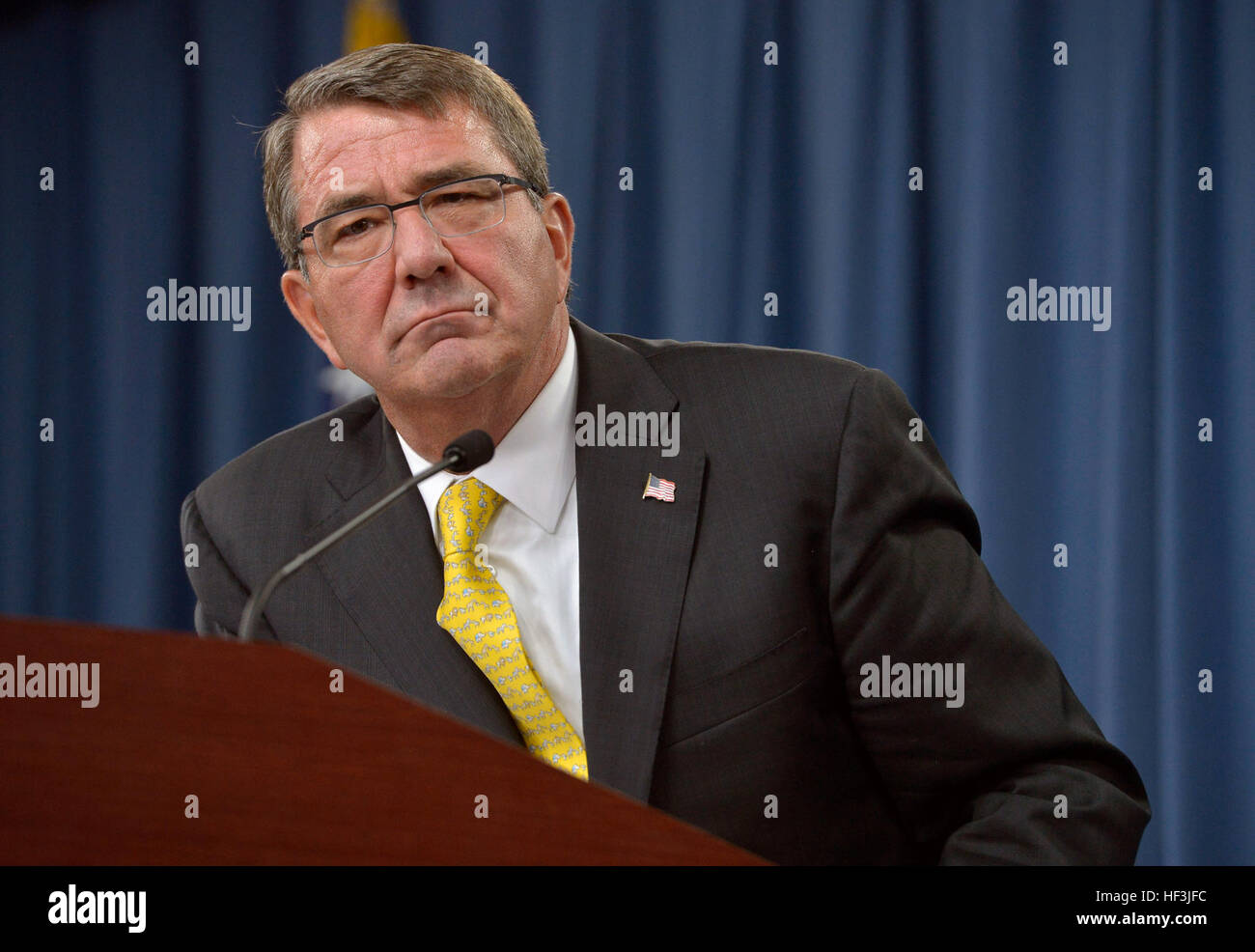 Secretary of Defense Ash Carter conducts a press briefing at the Pentagon Aug. 20, 2015. Carter answered questions from the media on a variety of issues including regional threats across the globe and potential logjams in Congress over the budget this fall. Carter also pointed out the recent graduation of the first two female soldiers of Army Ranger School, a significant milestone in DoD's plan to test the integration of women in combatant roles. (DoD Photo by Glenn Fawcett/Released) Defense secretary congratulates first female graduates of US Army Ranger School 150820-D-NI589-200 Stock Photo