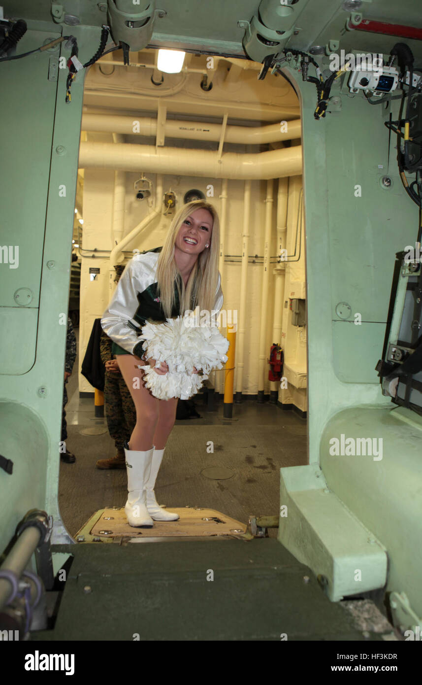 091103-M-0761B-081 NEW YORK (Nov. 3, 2009) A New York Jets cheerleader enters an expeditionary fighting vehicle during a tour of the amphibious transport dock ship Pre-Commissioning Unit (PCU) New York (LPD 21). The ship has 7.5 tons of steel from the World Trade Center in her bow and will be commissioned Nov. 7 in New York City. (U.S. Marine Corps photo by Sgt. Danielle M. Bacon/Released) US Navy 091103-M-0761B-081 A New York Jets cheerleader enters an expeditionary fighting vehicle during a tour of the amphibious transport dock ship Pre-Commissioning Unit (PCU) New York (LPD 21) Stock Photo