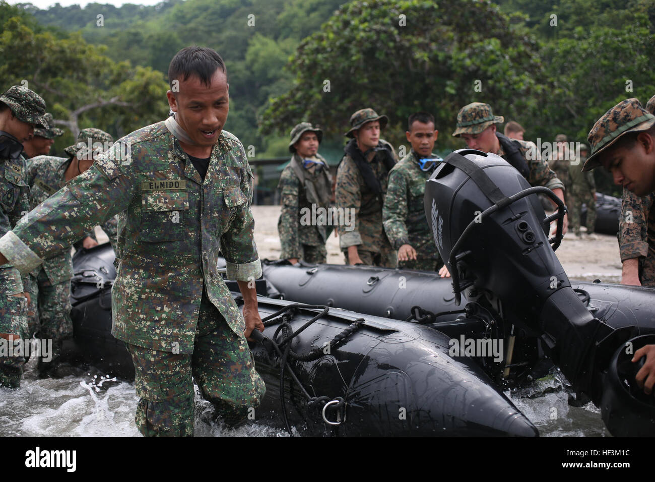 Us Marines With 3rd Reconnaissance Battalion And Philippine Marines HF3M1C 