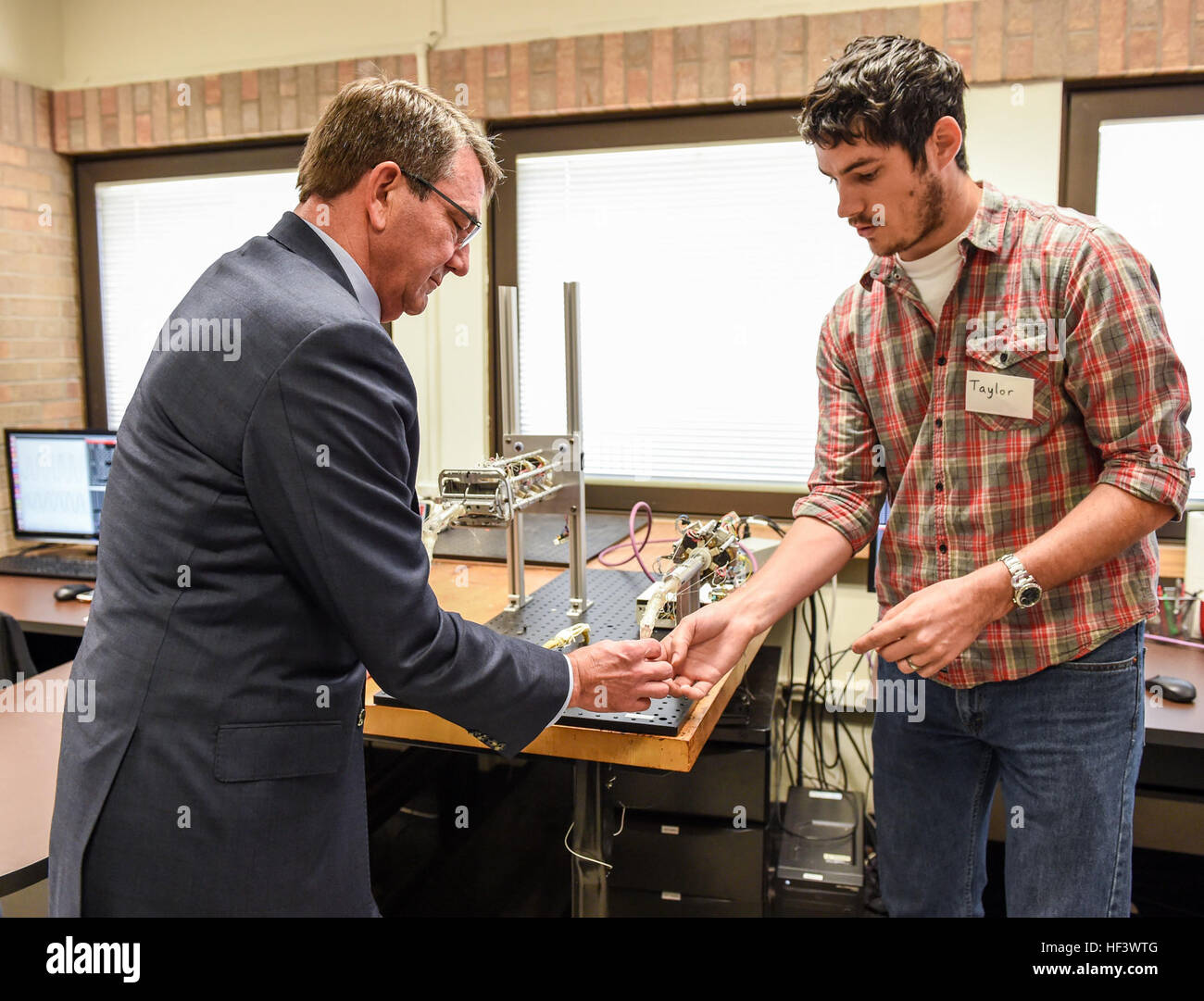 Secretary of Defense Ash Carter tours the Rehabilitation and Neuromuscular Robotics Lab, March 31, 2016. (DoD photo by U.S. Army Sgt. 1st Class Clydell Kinchen) (Released) SD tours the Rehabilitation and Neuromuscular Robotics Lab. 160331-D-LN567-109 Stock Photo