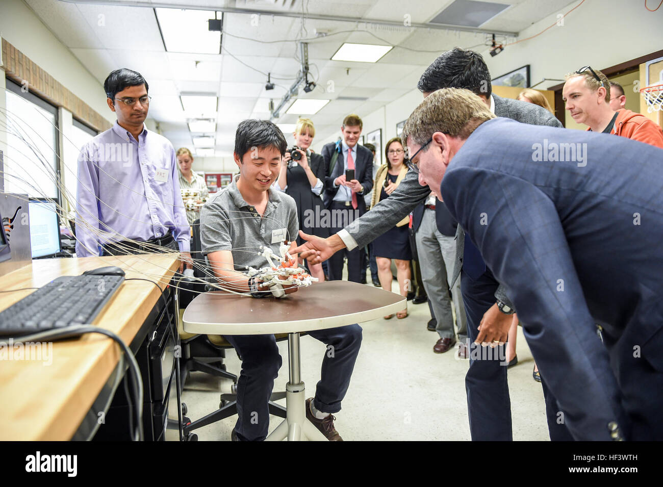 Secretary of Defense Ash Carter tours the Rehabilitation and Neuromuscular Robotics Lab, March 31, 2016. (DoD photo by U.S. Army Sgt. 1st Class Clydell Kinchen) (Released) SD tours the Rehabilitation and Neuromuscular Robotics Lab. 160331-D-LN567-118 Stock Photo