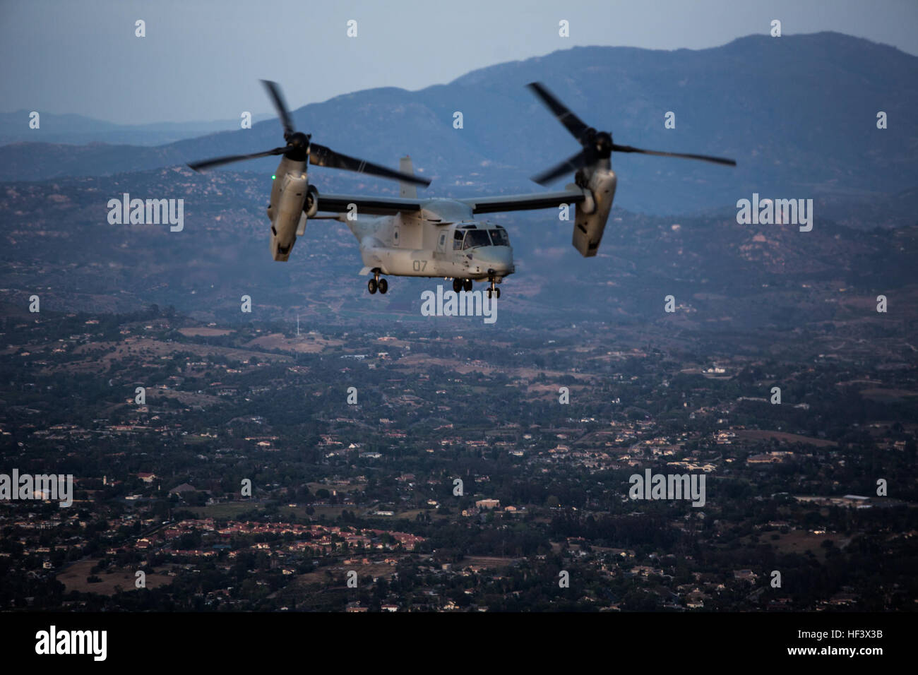 An MV-22B Osprey with Marine Medium Tiltrotor Squadron (VMM) 364 “Purple Foxes” flies over Southern California, April 5. Marines with VMM-364 and VMM-165 “White Knights” conducted division confined area landings before returning to their air stations. (U.S. Marine Corps photo by Sgt. Lillian Stephens/Released) VMM-364 'Purple Foxes,E2809D VMM-165 'White KnightsE2809D take to the skies, conduct confined area landings 160405-M-QU349-458 Stock Photo