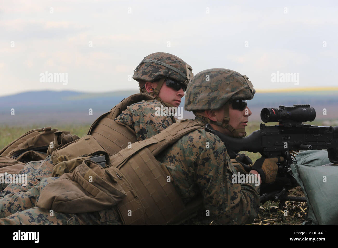 U.S. Marine Cpl. Christopher DeLeon, left, a team leader with Black Sea Rotational Force, assists Lance Cpl. Samuel Emery, a machinegunner with Black Sea Rotational Force, in observing and shooting an M240B medium machine gun during Platinum Lynx 16-4 aboard Babadag Training Area, April 21, 2016. During Platinum Lynx 16-4, Allies from the United States and Romania will conduct company-level mechanized tactics in order to develop proficiency in fire and maneuver. (U.S. Marine Corps photo by Cpl. Immanuel M. Johnson/Released) Service members improve partnership through mechanized training 160421 Stock Photo