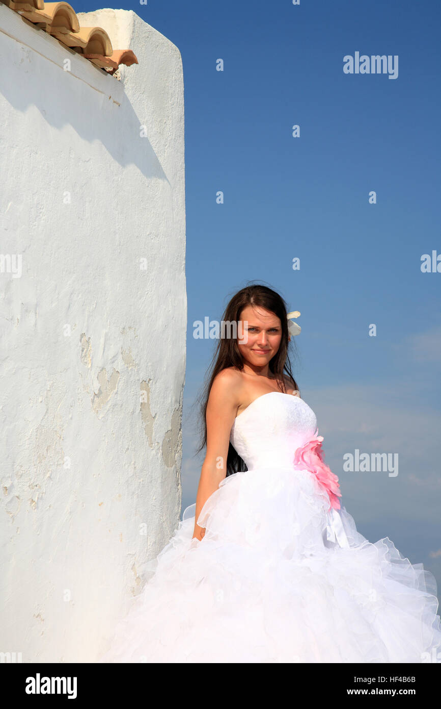 portrait of a beautiful bride with white wedding dress Stock Photo - Alamy