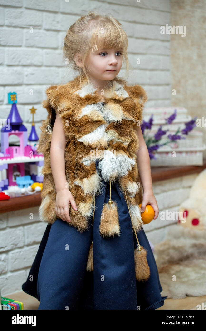 Portrait of cute little girl Stock Photo - Alamy