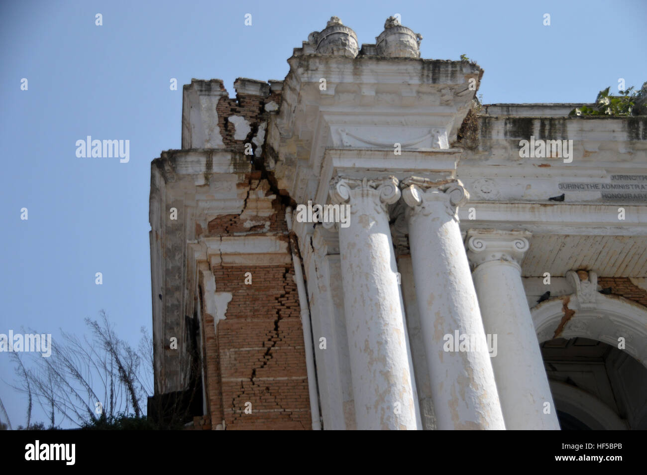 Earthquake damage building crack hi-res stock photography and images ...