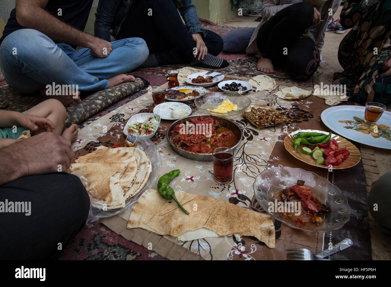 Turkey - Reyhanli - Smugglers' Town -  21/09/2015  -  Turkey / Hatay / Reyhanli  -  Une famille de syriens, smugglers, a l'heure du dejeuner. Reyhanli, petite ville situee a la frontiere syrienne, est connue pour abriter nombre de mafias qui trafiquent tout ce qui provient de Syrie.    -  Chris Huby / Le Pictorium Stock Photo