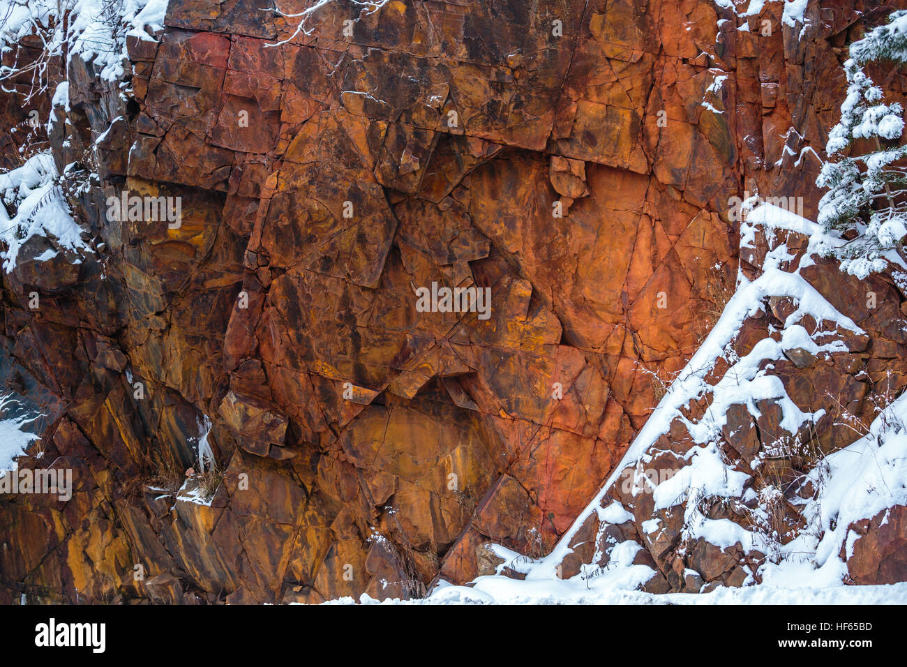 Wisconsin red granite rock with December snow Stock Photo Alamy