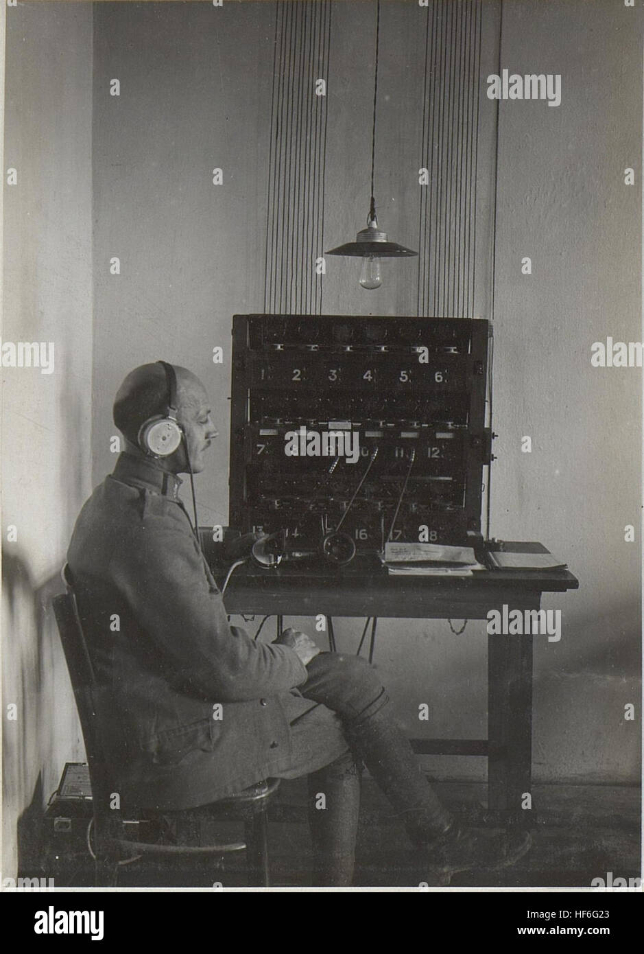 Telephonapparat mit Telephonist des k.u.k.26.Korps 28.11.17. 15666238) Stock Photo