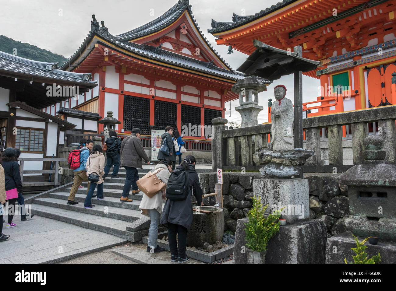 Ritual purification tsukubai next to pagoda at right, Kiyomizu-dera Buddhist  temple, Kyoto, Japan Stock Photo