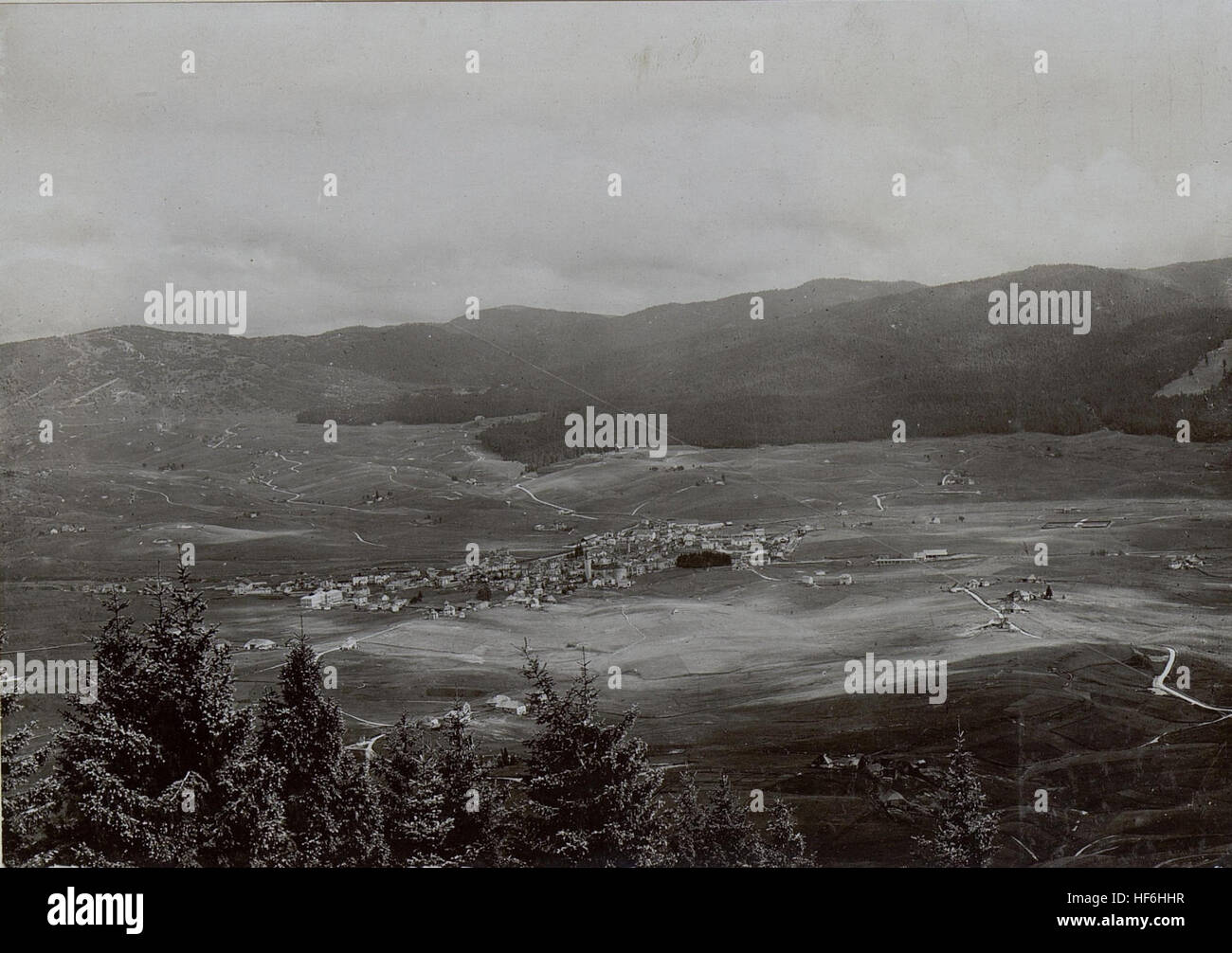 Blick aus der Gegend des Monte Rasta (nach Süden) auf das Plateau von Asiago, u. zw. auf die Ortschaften (von links) Zocchi, Pennar, Asiago, Malga Kaberlaba und Berga. Im Hintergrund die Höhen (von li 15652915) Stock Photo