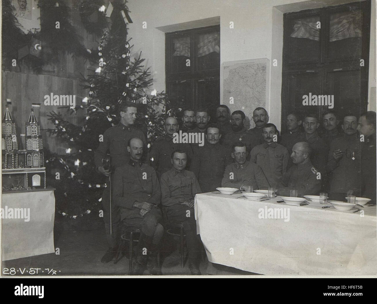 Weihnachtsfeier 1917 der k.u.k.V.St.1-7 in Unterwikow 24.12.17. 15664222) Stock Photo