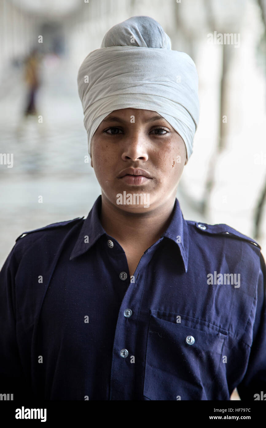 Young boy, Gurudwara (Sikh temple) Bangla Sahib, New Delhi, India Stock Photo