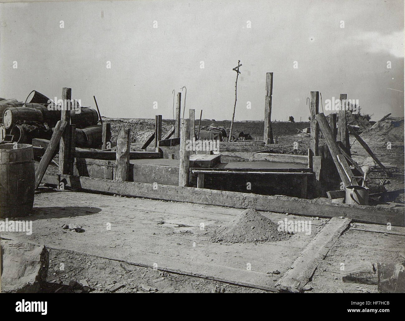 Artilleriebeobachtungsstand aus Beton im Bau von vorne. 15691349) Stock Photo
