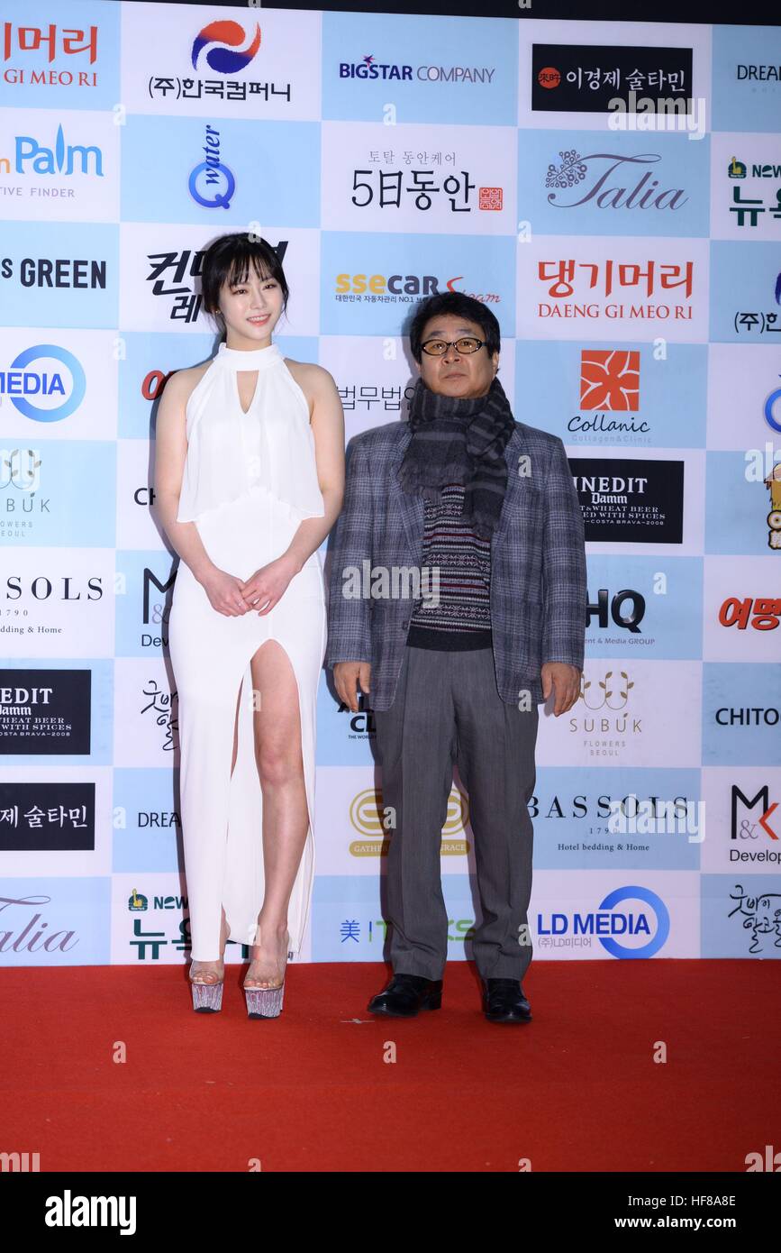 Seoul, Korea. 27th Dec, 2016. Dong kun Yang, Lee Beom su, Stephanie, David Lee, Lee Byung-hun, Song Ha Yoon, Do-hye Jeong, Tai-Lin Lee etc. atten the red carpet of 53th Dae Jong Film Awards in Seoul, Korea on 27th December, 2016.(China and Korea Rights Out) © TopPhoto/Alamy Live News Stock Photo