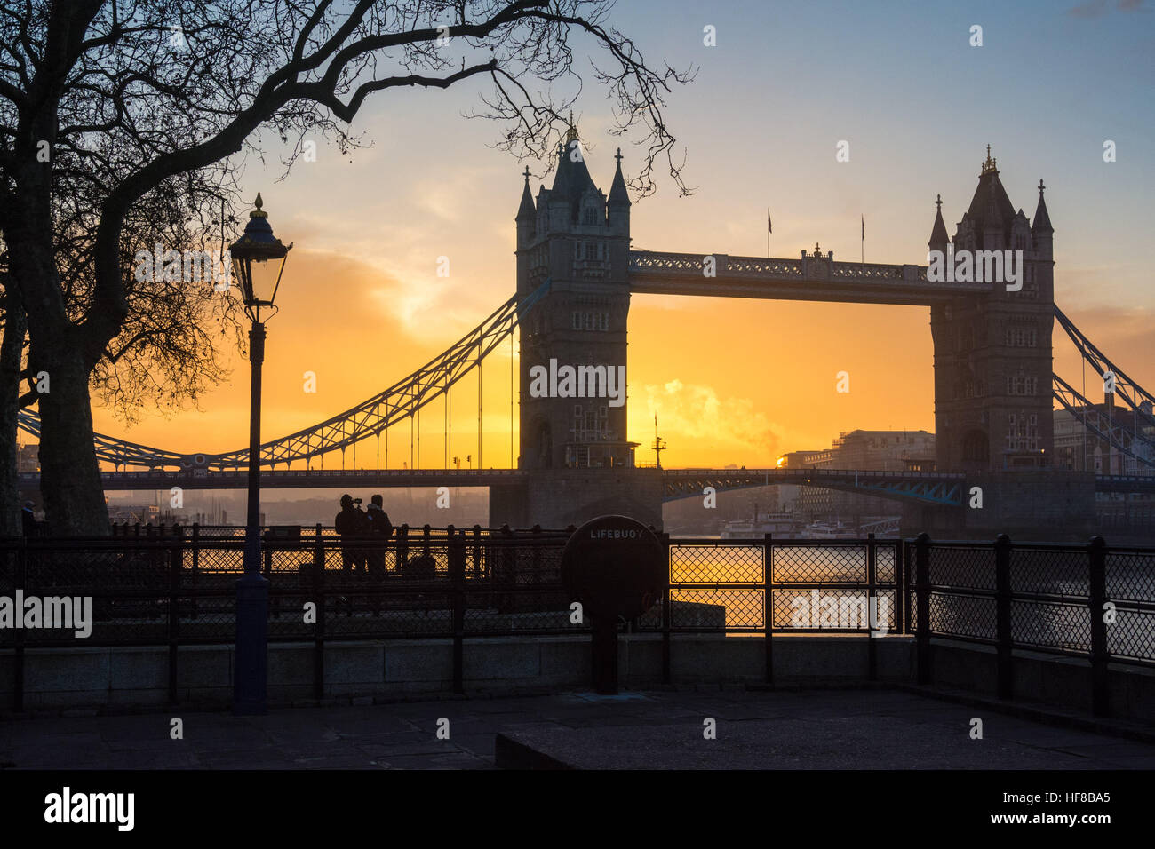 Tower Bridge, London, UK 28th December 2016. A Hazy start to the day in London as the sun rises behind Tower Bridge. © Patricia Phillips/ Alamy Live news Stock Photo