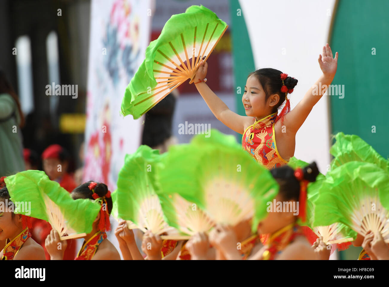Rongan, China's Guangxi Zhuang Automonous Region. 28th Dec, 2016. Children perform in Chang'an Township in Rong'an County, south China's Guangxi Zhuang Automonous Region, Dec. 28, 2016. A celebration was held for the harvest of kumquat fruit here on Wednesday. © Lu Bo'an/Xinhua/Alamy Live News Stock Photo