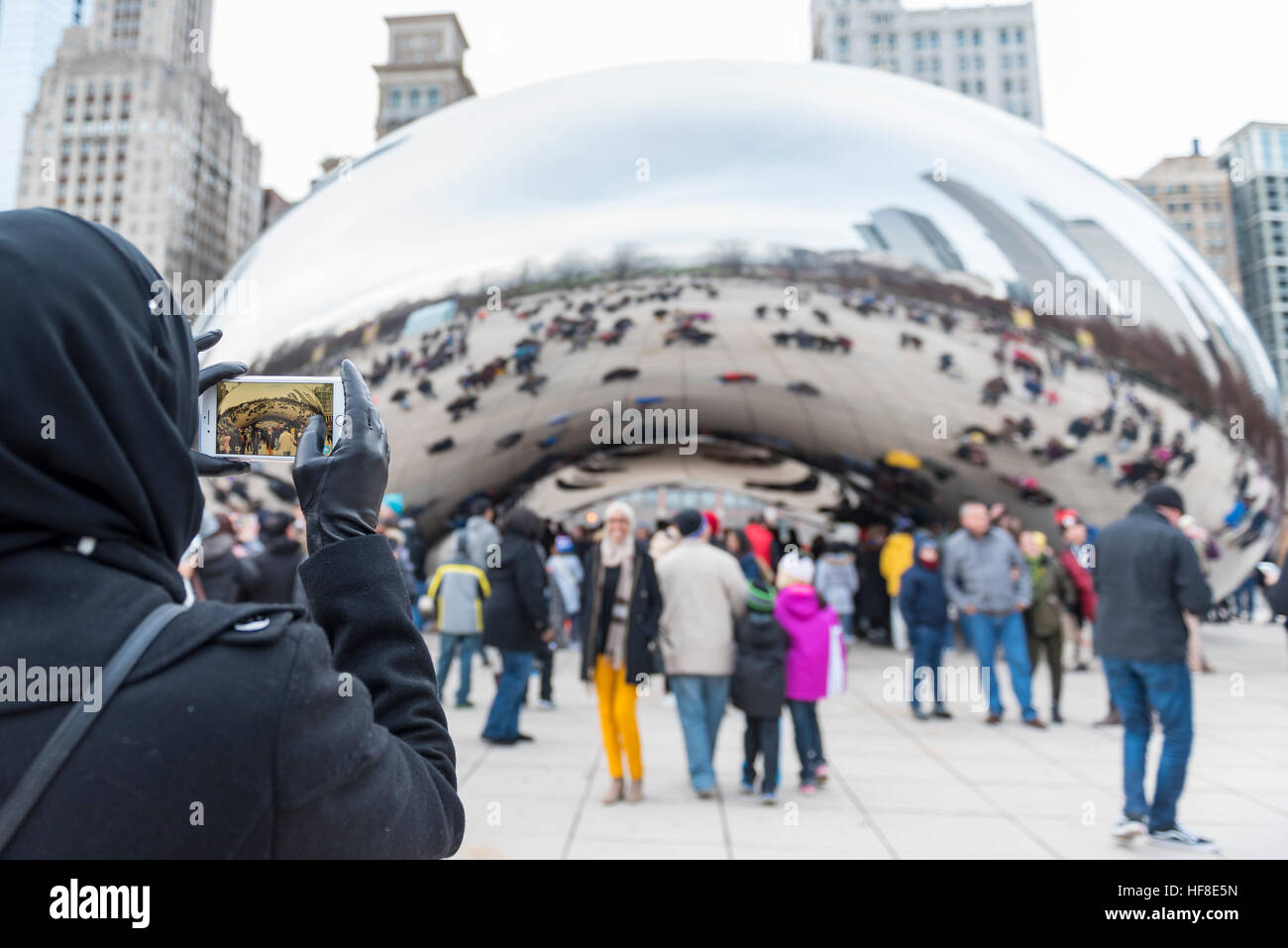 Chicago Usa 28 December 2016 Unseasonably Warm Winter Weather Brings Out Tourists On Their Holiday Vacations As They Visit Cloud Gate Known Locally As The Bean An Iconic Sculpture Downtown By Artist