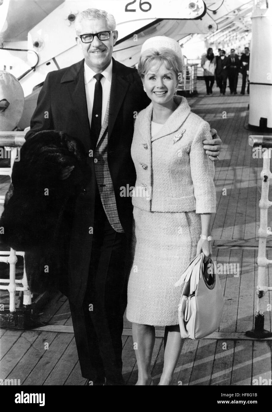 5669912 (900318) Großbritannien, Southampton am 13.10.1964: Debbie REYNOLDS, amerikanische Schauspielerin und Sängerin, und ihr Ehemann Harry KARL, amerikanischer Großindustrieller und Präsident von Karl's Shoe Stores, kommen auf dem Passagierdampfer RMS Queen Elizabeth in Southampton an. | Verwendung weltweit/picture alliance Stock Photo