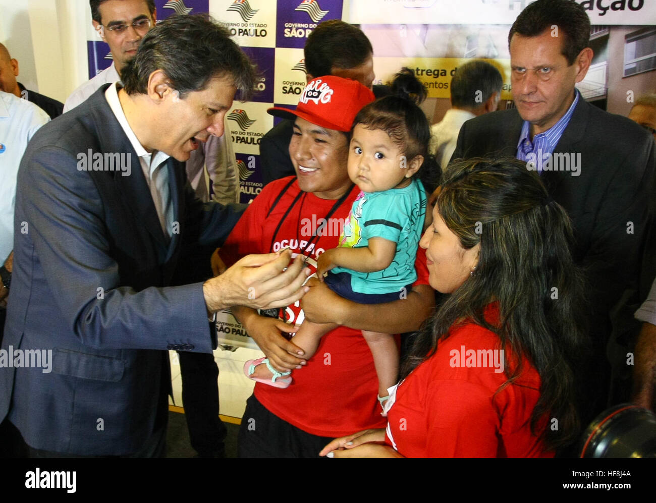 SÃO PAULO, SP - 29.12.2016: ENTREGA DE APARTAMENTOS DA PRIMEIRA PPP - Pictured Mayor Fernando Haddad makes family for key delivery. Governor Geraldo Alckmin delivered on the morning of Thursday (29), at Rua São Caetano in downtown São Paulo, 126 apartments of the first Public-Private Partnership (PPP) in the country housing for low-income families. They attended the event Mayor Fernando Haddad and the mayor elected John Doria. (Photo: Aloisio Mauricio/Fotoarena) Stock Photo
