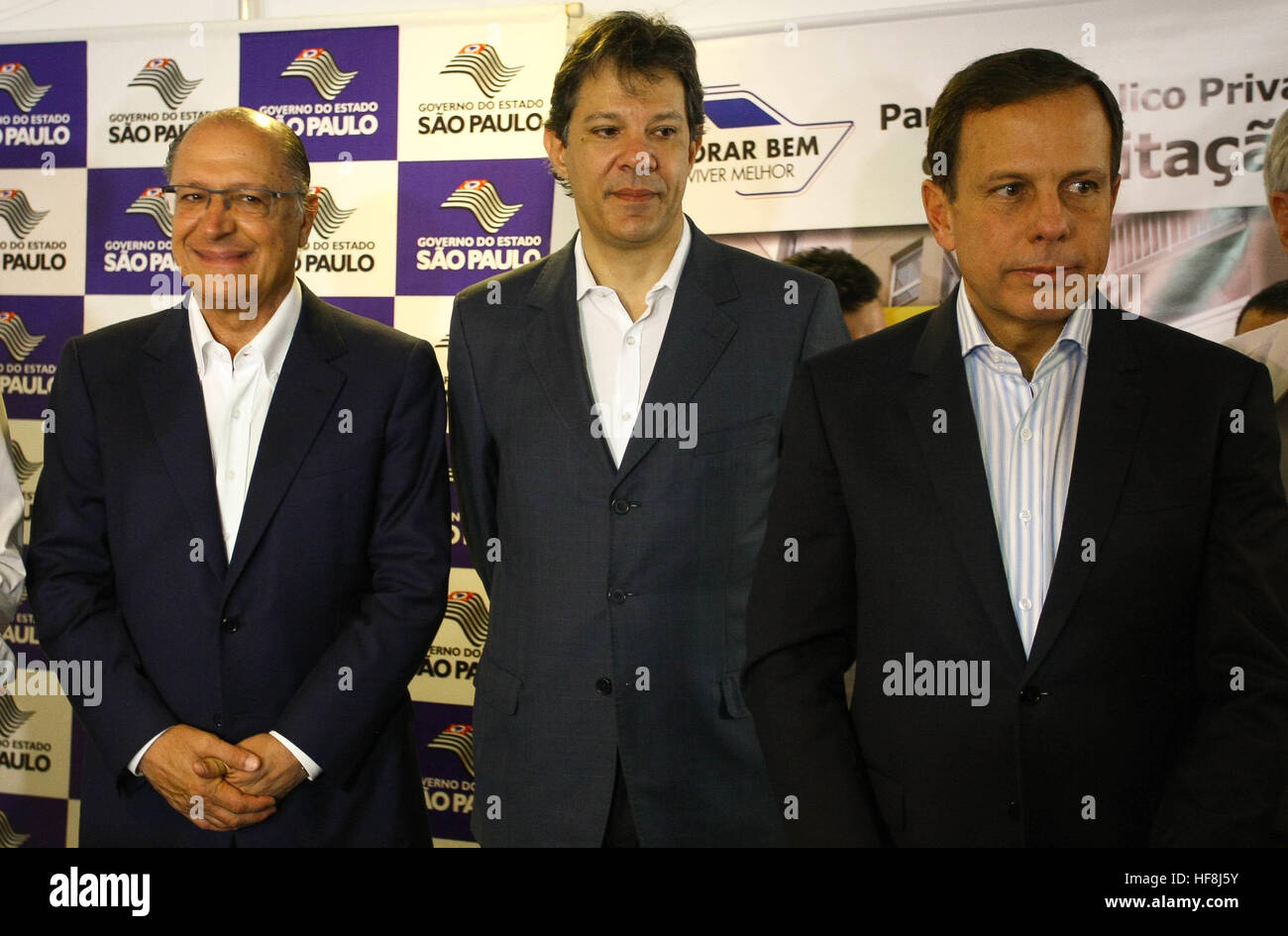 SÃO PAULO, SP - 29.12.2016: ENTREGA DE APARTAMENTOS DA PRIMEIRA PPP - Pictured from right. p/esq. Governor Geraldo Alckmin, Mayor Fernando Haddad and the mayor elected John Doria. Governor Geraldo Alckmin delivered on the morning of Thursday (29), at Rua São Caetano in downtown São Paulo, 126 apartments of the first Public-Private Partnership (PPP) in the country housing for low-income families. They attended the event Mayor Fernando Haddad and the mayor elected John Doria. (Photo: Aloisio Mauricio/Fotoarena) Stock Photo