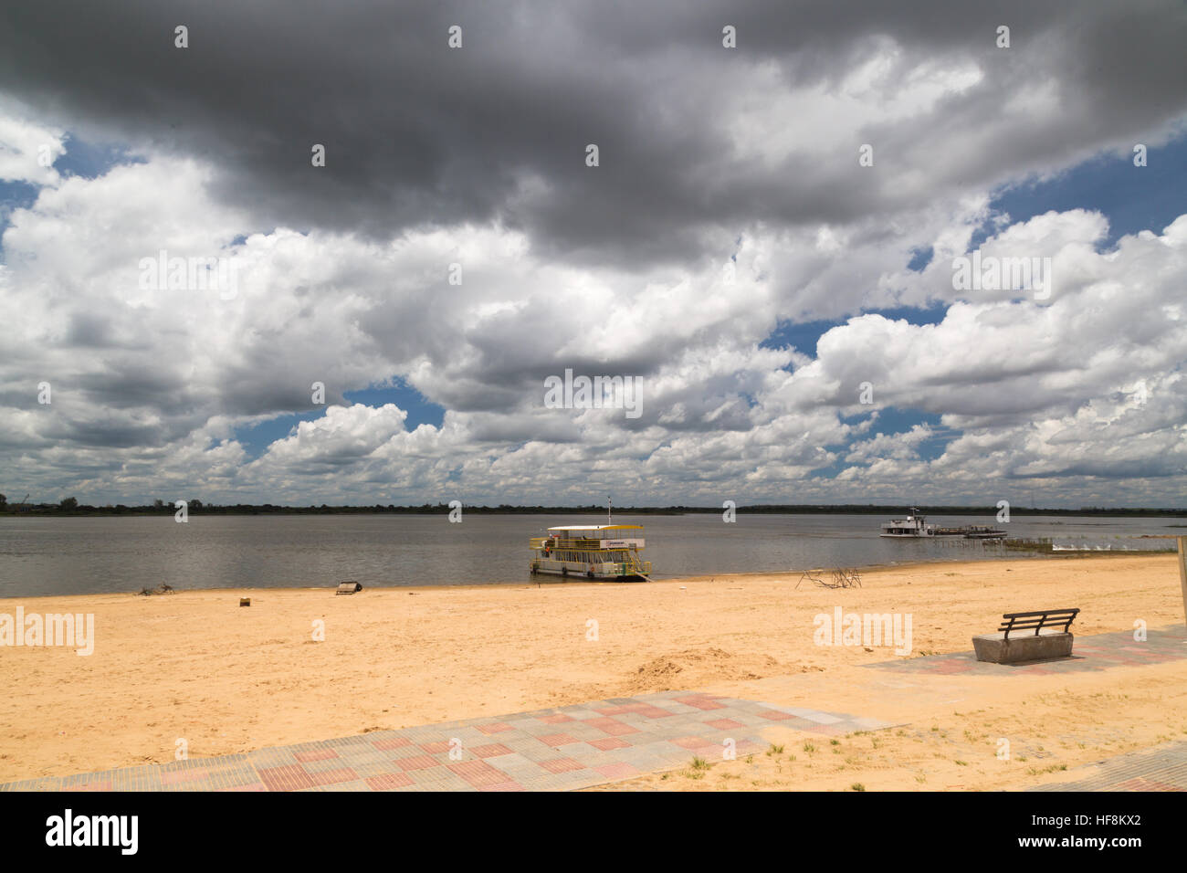 Asuncion, Paraguay. 29th December, 2016. Heavy clouds above the Bahia de Asuncion (Asuncion Bay) and Rio (River) Paraguay is seen during hot afternoon in Asuncion city-centre, Paraguay. © Andre M. Chang/ARDUOPRESS/Alamy Live News Stock Photo