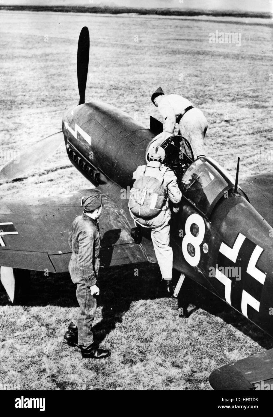 The Nazi propaganda image shows a German Luftwaffe pilot getting into a Heinkel He 113 (He 100) fighter plane. Published in July 1942. Fotoarchiv für Zeitgeschichte - NO WIRELESS SERVICE - | usage worldwide Stock Photo