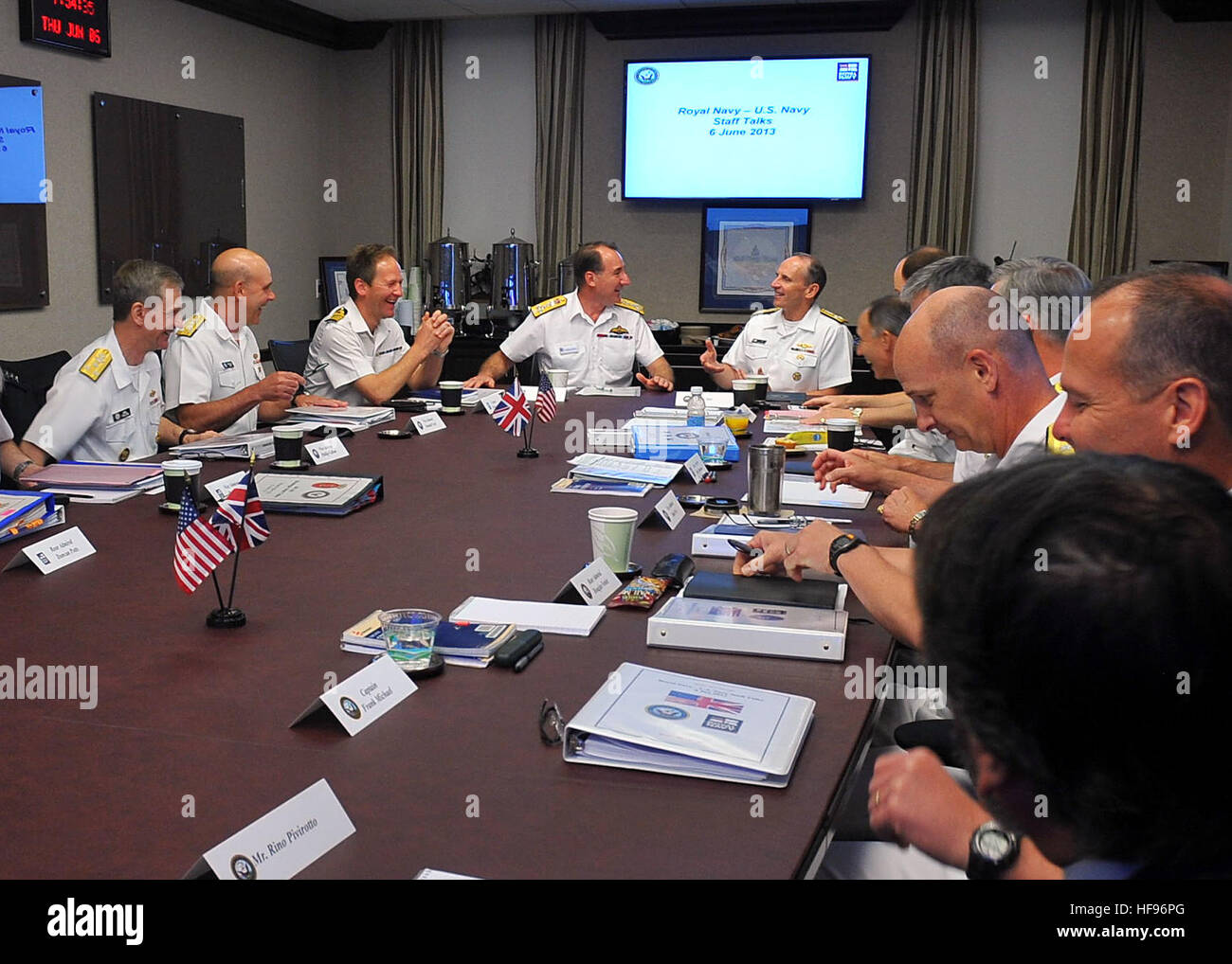 130606-N-ZI511-233.WASHINGTON (June 6, 2013) Chief of Naval Operations (CNO) Adm. Jonathan Greenert meets with First Sea Lord Adm. Sir George Zambellas during United States and United Kingdom staff talks at National Defense University. Greenert and Zambellas, along with 30 other U.S. Navy and Royal Navy officers met to discuss issues of mutual concern and the maritime challenges both nations face in the future. (U.S. Navy photo by Chief Mass Communication Specialist Julianne Metzger/Released). Chief of U.S. Naval Operations Adm. Jonathan Greenert, center right, speaks with British Royal Navy F Stock Photo